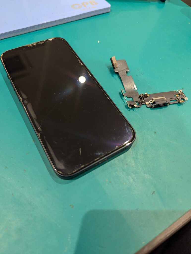 外したiPhone13ドックコネクタ